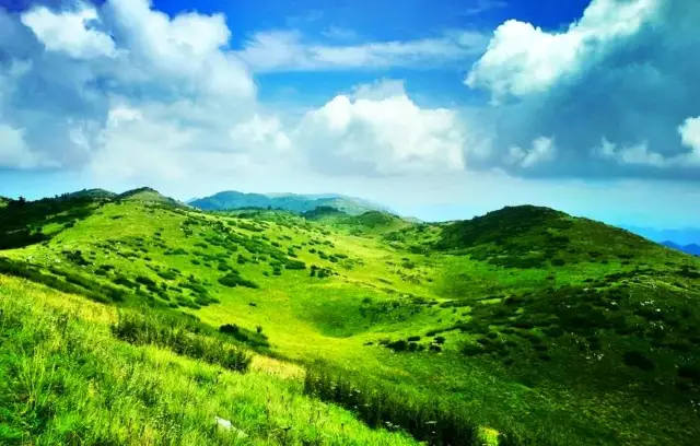 Healing mountain scenery under the blue sky