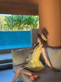 在版納告莊星光夜市的喧囂旁，竟藏著這樣一處靜謐花園