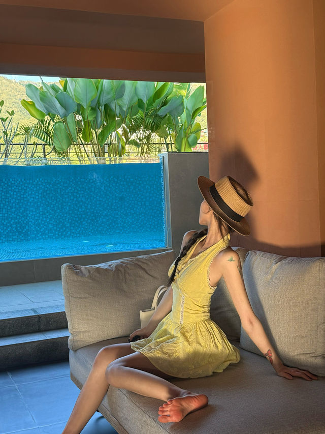 在版納告莊星光夜市的喧囂旁，竟藏著這樣一處靜謐花園