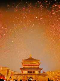 鐘樓下萬隻氣球雨+城牆燈展盛唐燈火裡撞進2026