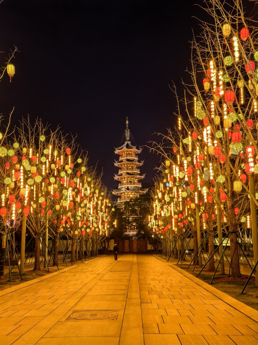 魔都銀杏天花板龍華寺這棵千年古樹美到封神，錯過再等一年！｜Trip.com