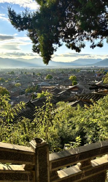 雲南麗江 → 雲南富寧 → 廣西靖西→ 百色樂業大石圍天坑 → 海南海口。全程亮點：雪山草甸與喀斯特