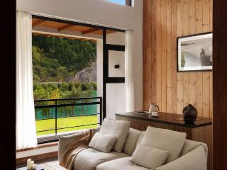 Four Girls Mountain Gar Manor offers stunning scenery
