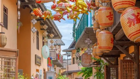 เดินเล่นรับลมฝนที่ระเบียงบ้านไม้ทริปครอบครัว — traveler post in หลัวติง