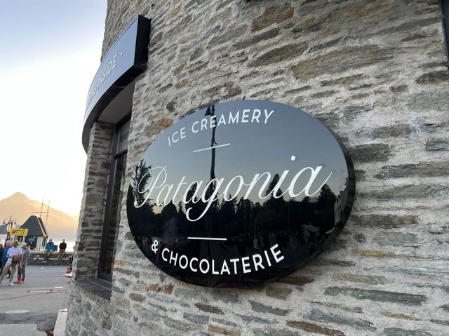 皇后鎮知名冰淇淋Ice Creamery Patagonia & Chocolaterie，必點巧克力口味🍫