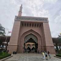 Putra Mosque มัสยิดสีชมพู ความสวยงามที่สร้างจากความศรัทธา  
