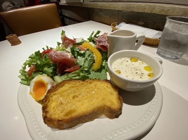 神奈川・横浜。タルトケーキのショーケースに目を奪われる『ラ・メゾン アンソレイユターブル』