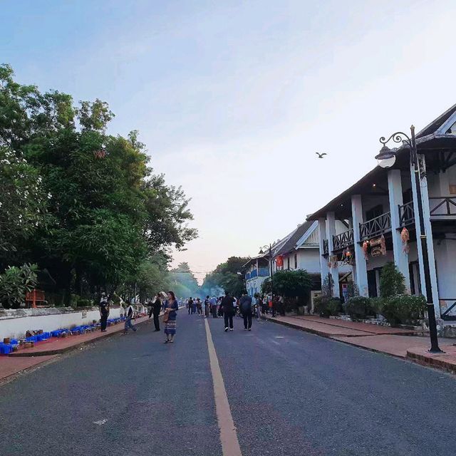 เดินเที่ยวถนนศรีสว่างวงค์ @หลวงพระบาง