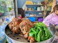 คาเฟ่ข้าวขาหมูภูเก็ต อร่อยริมบึงสุดชิลล์ 