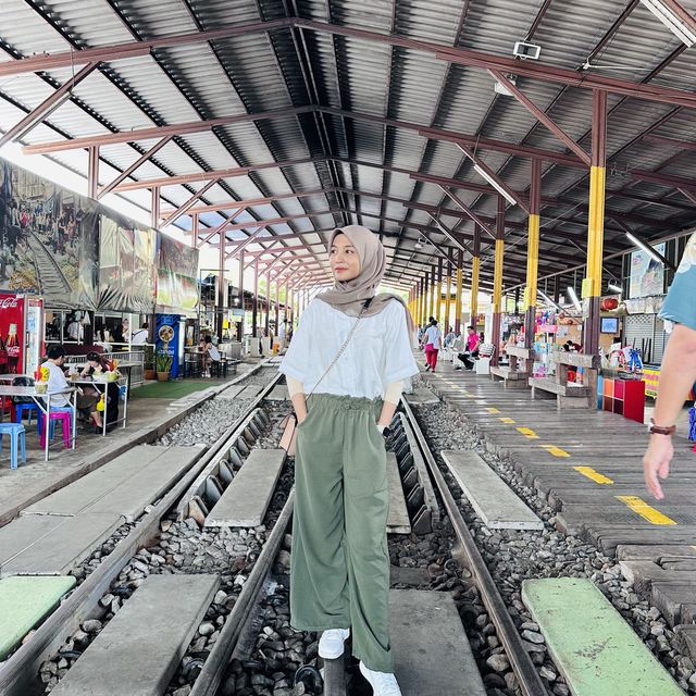 The market that train passing by Maeklong St