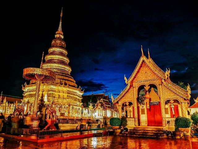 "เทศกาลโคมแสนดวง" วัดพระธาตุหริภุญชัย จ.ลำพูน 🏮