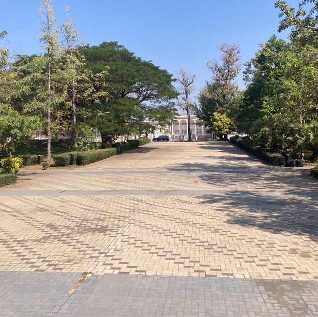 アヌウォン王像とチャオ・アヌウォン公園