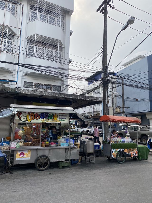 ของกินหลากหลายที่ตลาดน้ำพุ เมืองจันทบุรี 