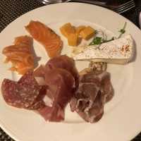 看展覽搵食好去處‼️想吃就吃自助餐 @萬麗咖啡室