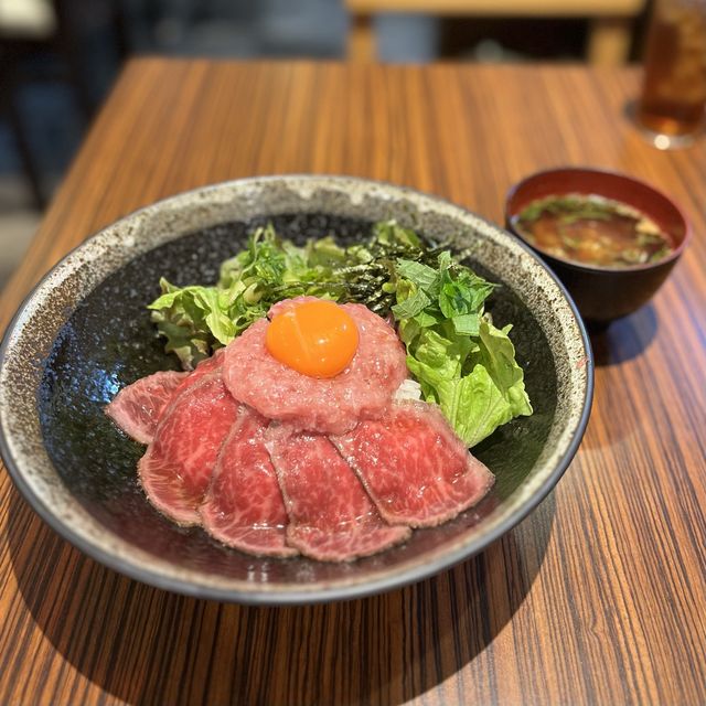 【大阪・難波】全国丼グランプリで金賞受賞のローストビーフ丼「肉タレ屋 難波バル店」