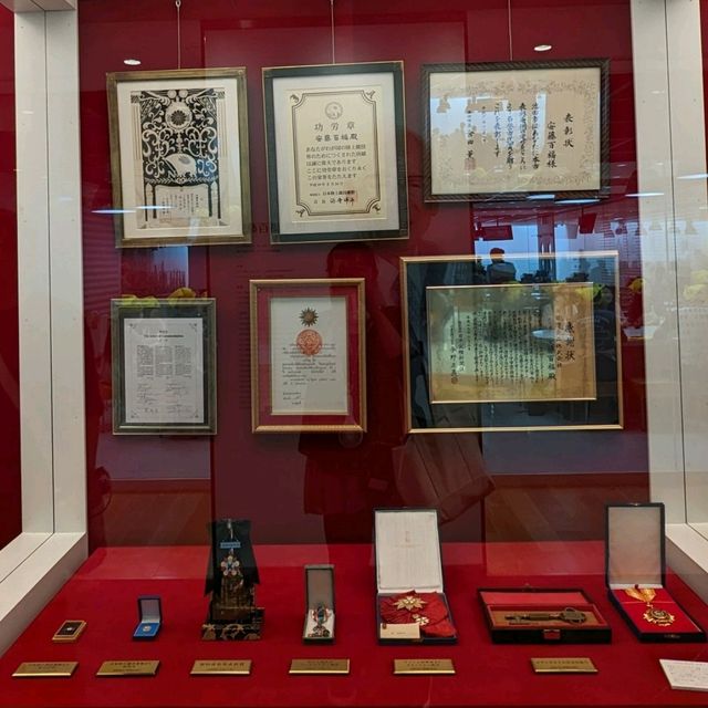 カップヌードルミュージアム、売店、展示品、安藤百福さんの色紙や私物の展示コーナー
