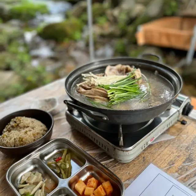 계곡을 바라보며 몸보신 가능한 뷰 맛집 산천식당