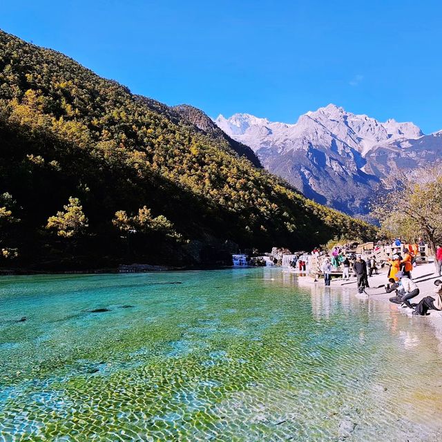 Discover stunning autumn in Jingtan Lake