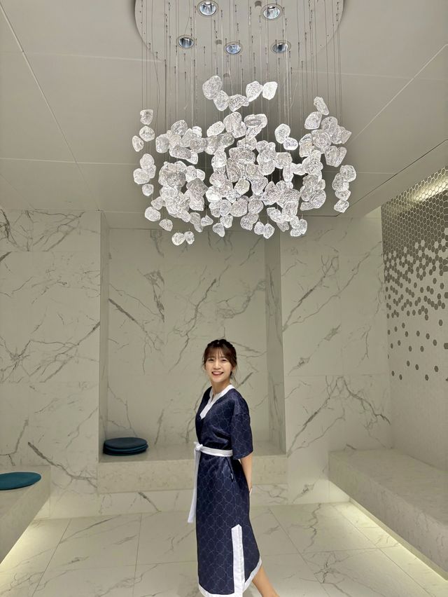 추운겨울 뜨끈하게 수영장을 바라보며 찜질하는 씨메르🩵