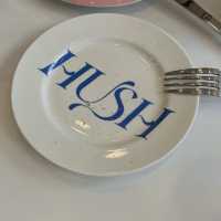 Cafe Hush：市中心明亮舒適，服務印象深刻