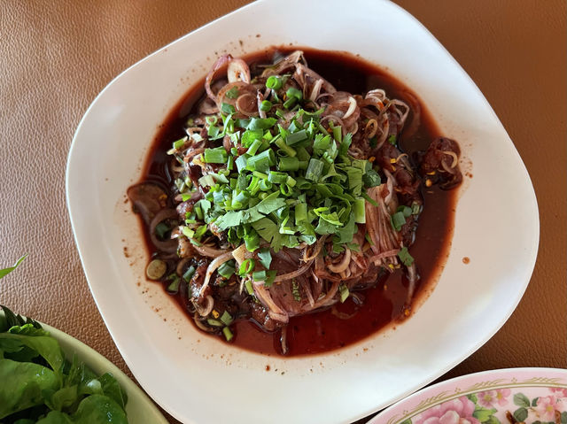 “ลาบสนามกีฬา”ร้านอาหารเหนืออร่อย จ.เชียงราย