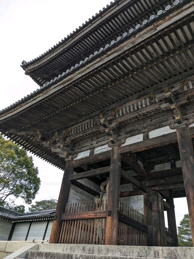 世界遺産【仁和寺】のニ王門は、２体の金剛力士像達に護られている