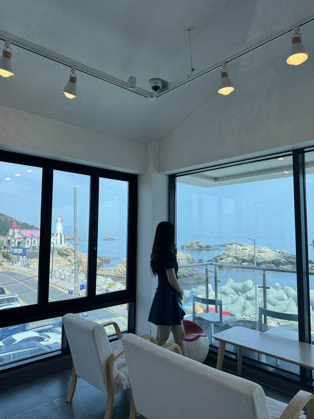 오션뷰와 죽성드림세트장 뷰의 감성 카페 죽성드림 커피