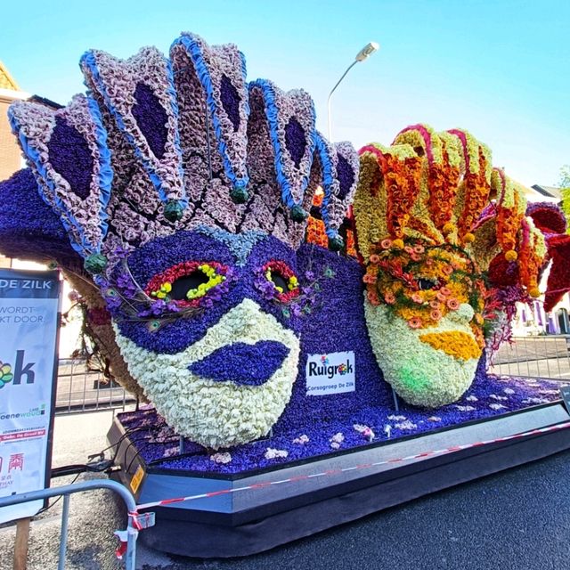 See upclose the Flower Parade Floats in Haarlem!