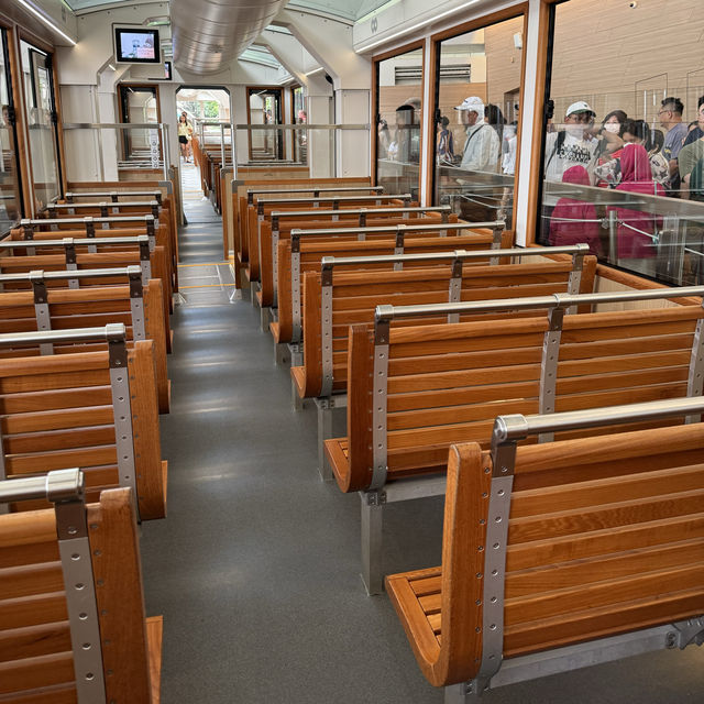 นั่งรถรางชมวิว ที่ชื่อว่า Peaktram 