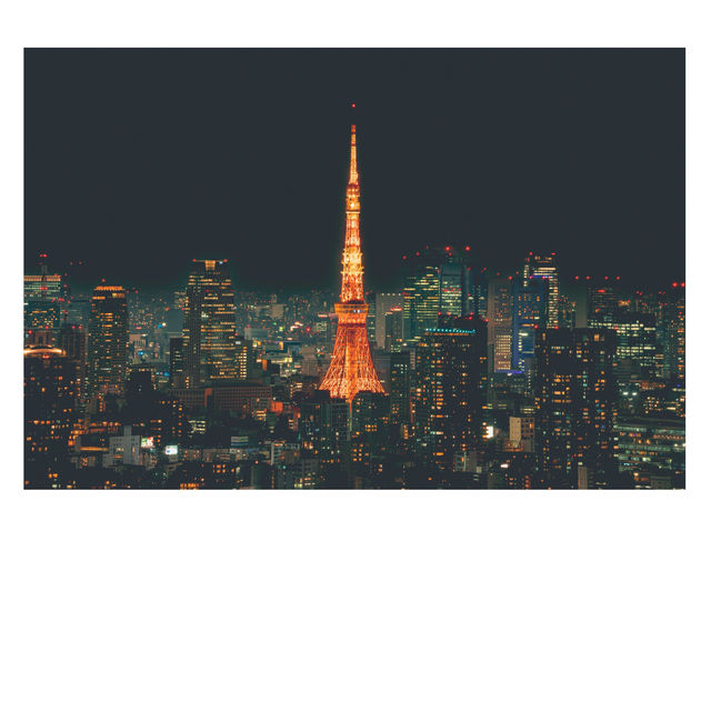 月下の東京タワー（恵比寿ガーデンプレイス・東京都渋谷区）