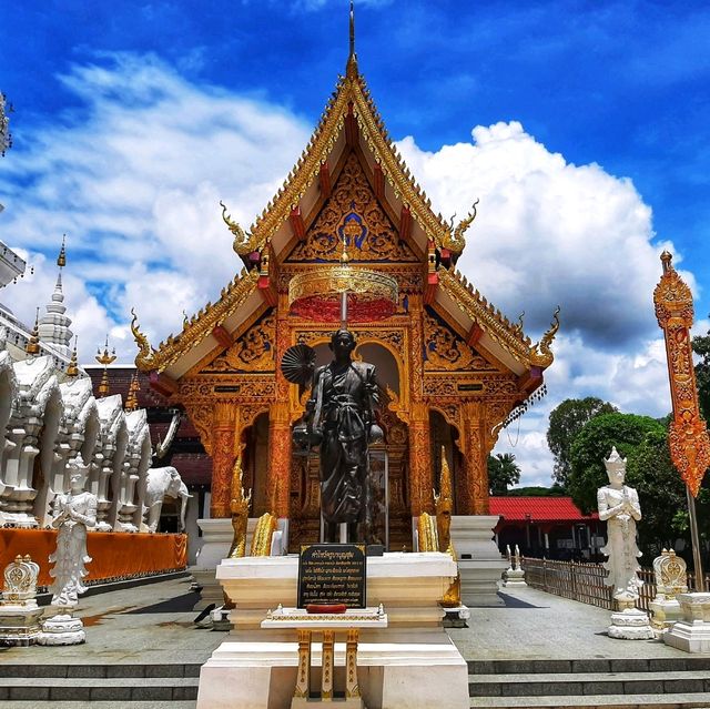 กราบสักการะพระศรีสัพพัญญู ณ วัดขัวแคร่