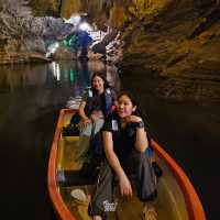ไปเดินถ้ำ นั่งเรือชมหินงอกหินย้อย... ที่สปป.ลาวกัน