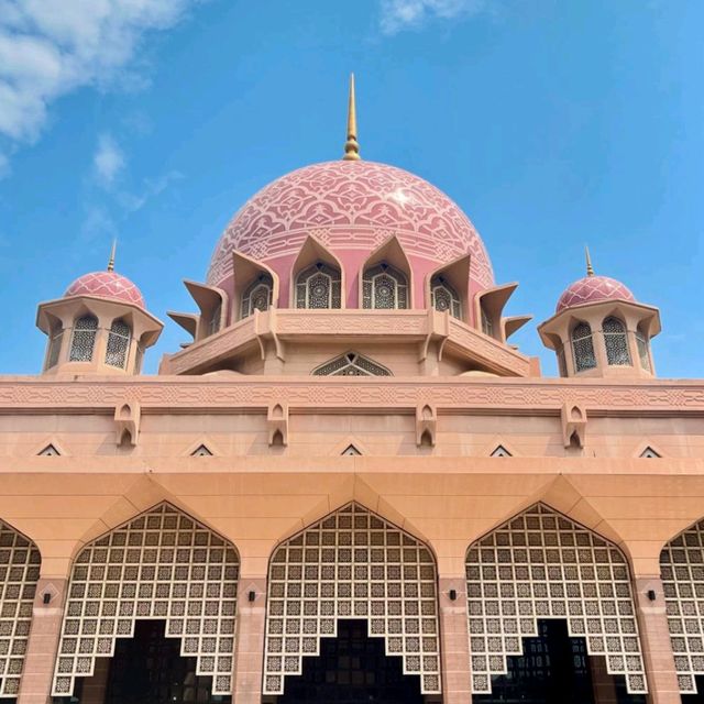 Putrajaya's Beautiful Mosque and National Day Splendor! 🇲🇾🕌