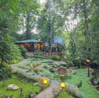 ไปนอนบ้านฮอบบิท ท่ามกลางขุนเขา สายน้ำและธรรมชาติ 