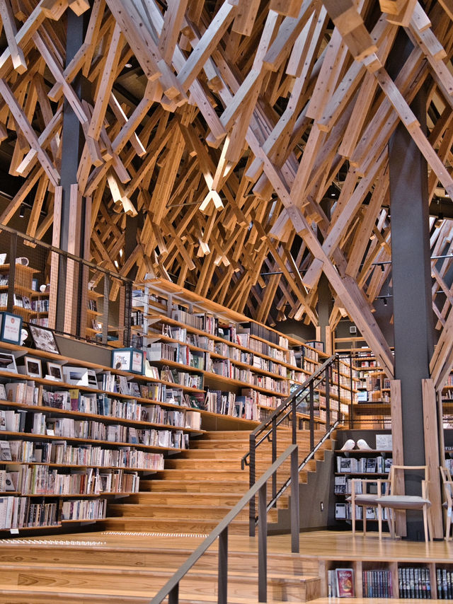 【高知】建築好きの人は行きたい‼️あの隈研吾が設計した図書館を紹介📕