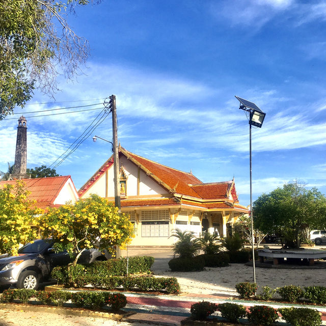 Wat Liap or in Thai Language (วัดเลียบ)