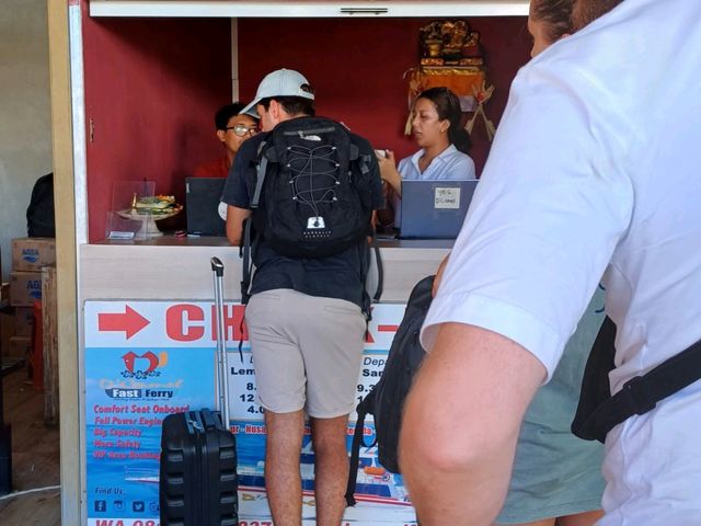 「巴釐島旅行貼士：自己去碼頭買船票去南夢島佩妮達島或者用Trip.com預定船票更便宜！」