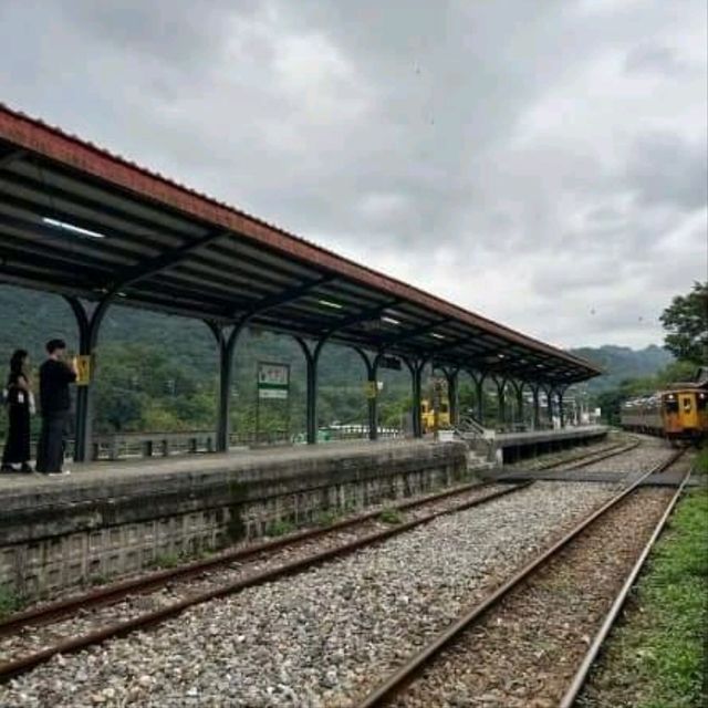 雨中遊壯觀十分瀑布，老街祈願放天燈
