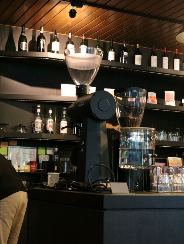 Round and Sip Café 
