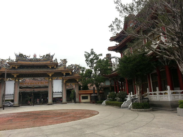 A Picture-Perfect Stop at Dalongdong Baoan Temple