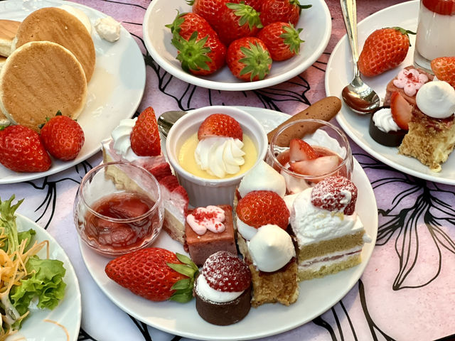 Strawberry sweets buffet🍓