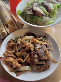 Retro Meal by the River in Wulai Old Street