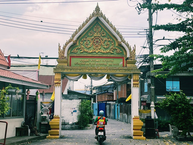 泰國曼谷寺廟景點：Wat Yai Si Suphan，適合祈福打卡觀光！
