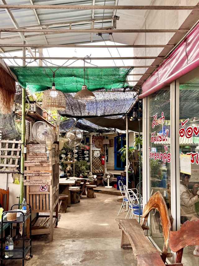 บ้านไร่ไก่หุบบอนบางพระ กระเพราปู 60 บาท 