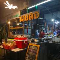 ร้านอาหารตามสั่งข้างทาง แต่รสชาติระดับภัตตาคาร