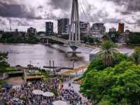 "Brisbane Skyline: A Stunning Blend of Modernity and Nature"