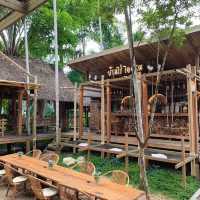 บ้านไร่ ไออรุณ: กะเปอร์ ระนอง