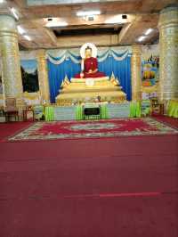 วัดจันทร์ตะวันตก สีเหลืองทองอร่าม งามตระการตา