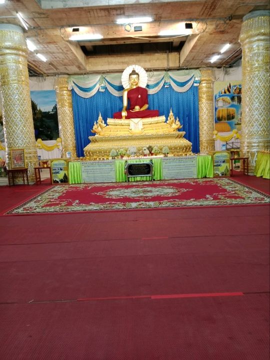 วัดจันทร์ตะวันตก สีเหลืองทองอร่าม งามตระการตา