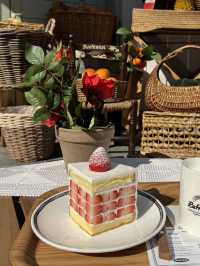断面が美しすぎる！苺ケーキ🍓